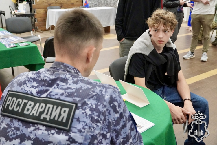 Сотрудники вневедомственной охраны Росгвардии приняли участие в ярмарке вакансий для участников СВО в Костроме