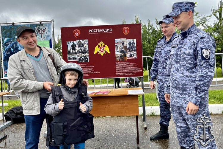 Юные костромичи побывали в роли росгвардейцев