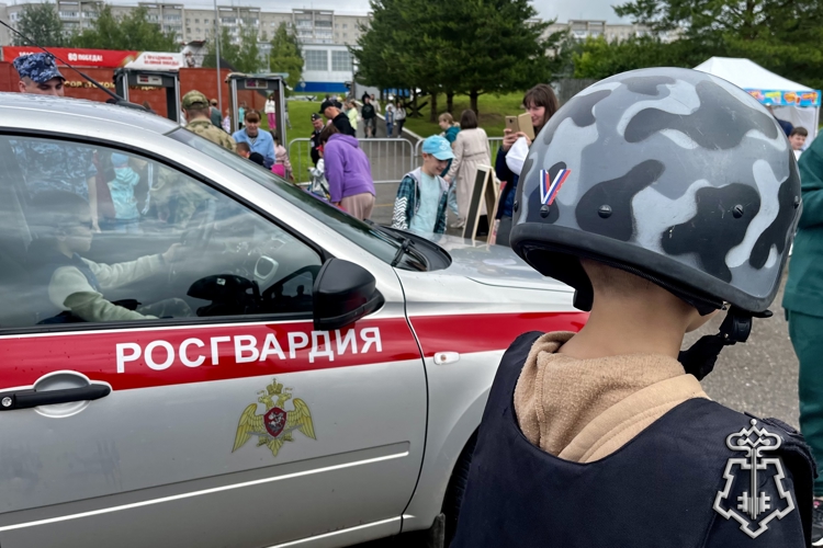 Юные костромичи побывали в роли росгвардейцев