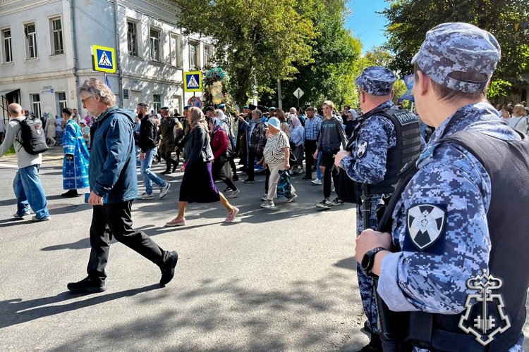 Сотрудники вневедомственой охраны Росгвардии приняли участие в обеспечении безопасности во время крестного хода с Феодоровской иконой Божией Матери в Костроме