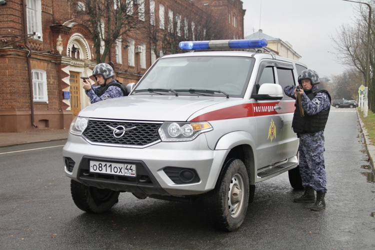 К ведомственному фото-челленджу «Связь поколений» присоединились сотрудники Росгвардии в Костроме