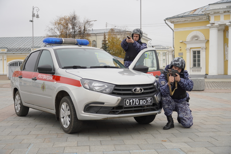 К ведомственному фото-челленджу «Связь поколений» присоединились сотрудники Росгвардии в Костроме