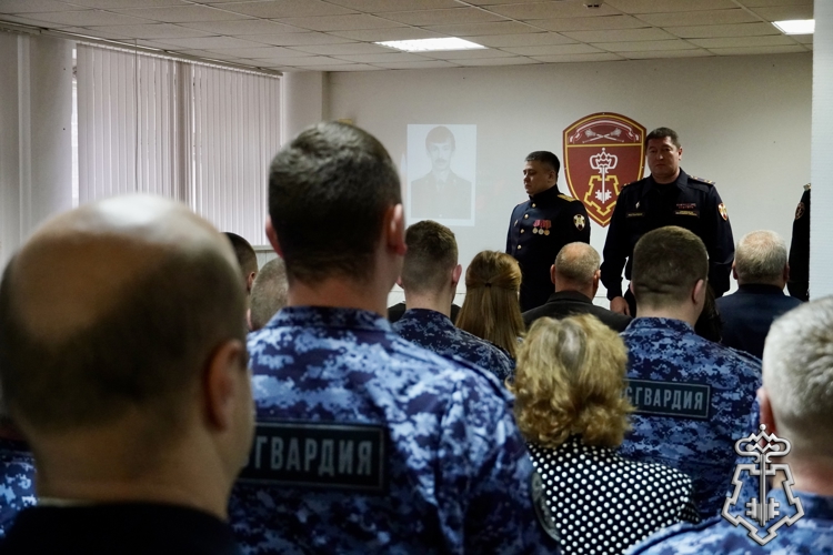 В день образования вневедомственной охраны сослуживцы почтили память кавалера ордена Мужества Александра Лебедева в Костроме (видео)