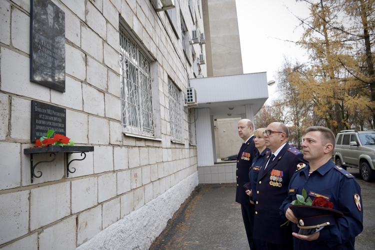 В день образования вневедомственной охраны сослуживцы почтили память кавалера ордена Мужества Александра Лебедева в Костроме (видео)