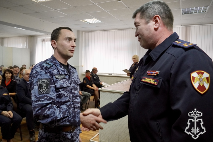 От ветерана до новичка: в Костроме чествовали сотрудников вневедомственной охраны Росгвардии