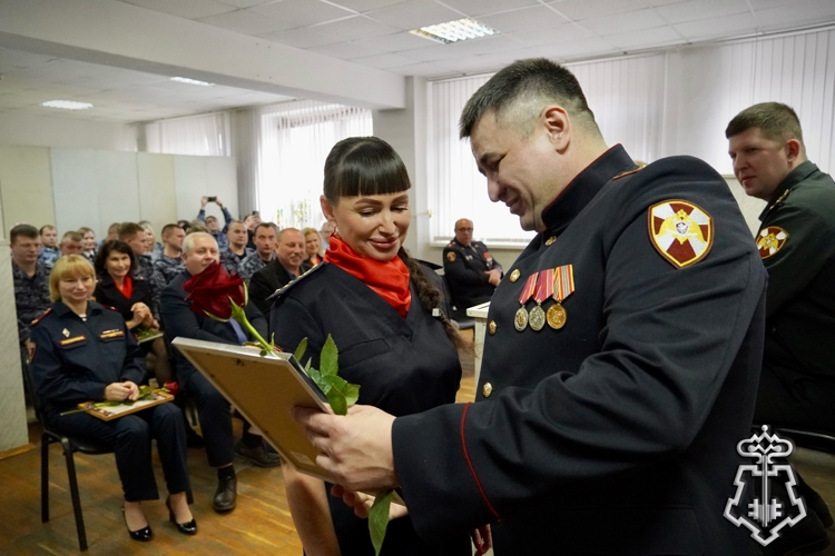 От ветерана до новичка: в Костроме чествовали сотрудников вневедомственной охраны Росгвардии