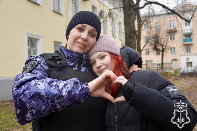 Когда вместе на одной волне: дочь сотрудницы Росгвардии из Костромы рассказала о своей маме (видео)