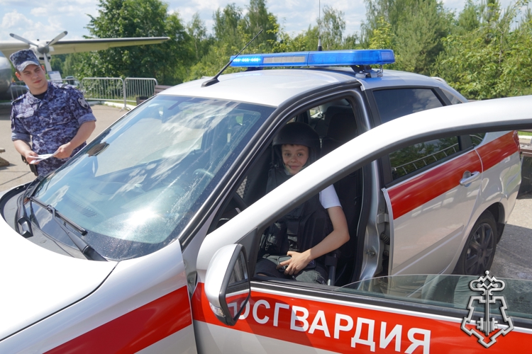 Юные костромичи побывали в роли росгвардейцев