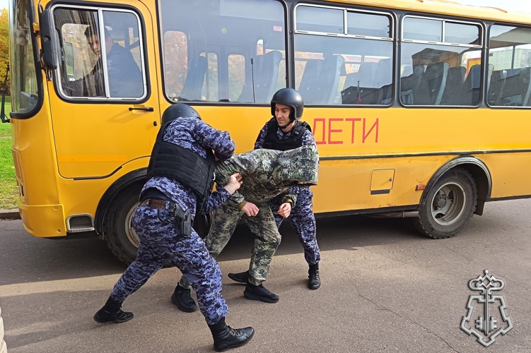 Росгвардия взяла под охрану школьные автобусы в Костромской области